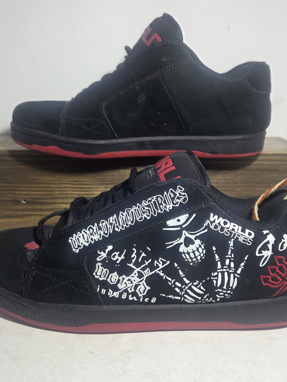 World Industries Skeleton Graphic Skate Shoes Black Red Men's Size 9 US